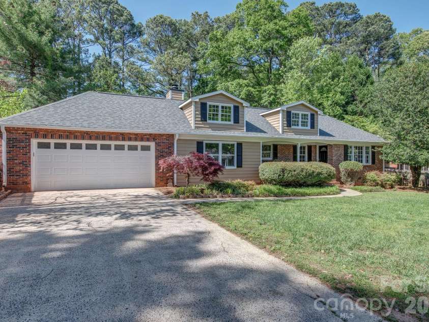 3106 Canterberry Drive, Gastonia, NC 28056.  MLS# CAR4386367, YatesRealty ID 30384. 