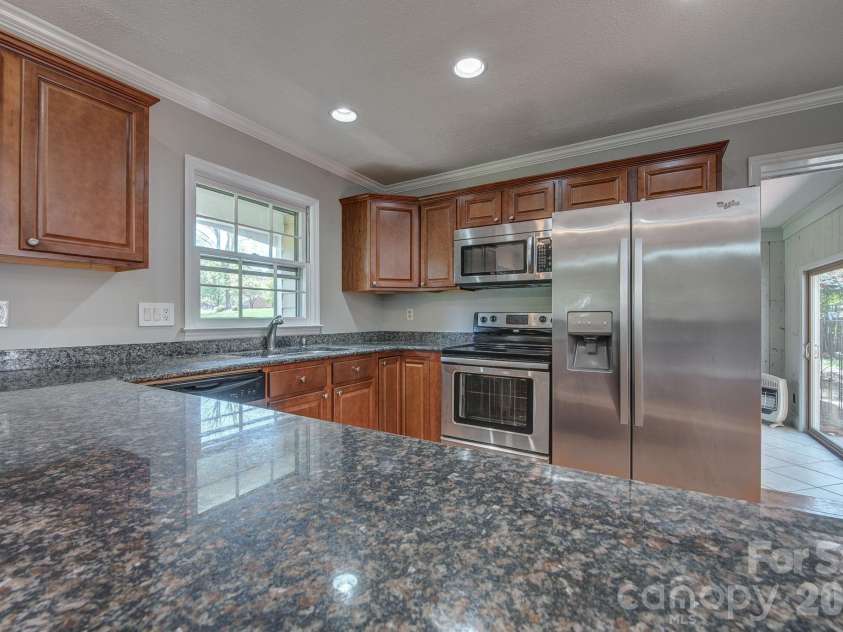3106 Canterberry Drive, Gastonia, NC 28056.  MLS# CAR4386367, YatesRealty ID 30384. 