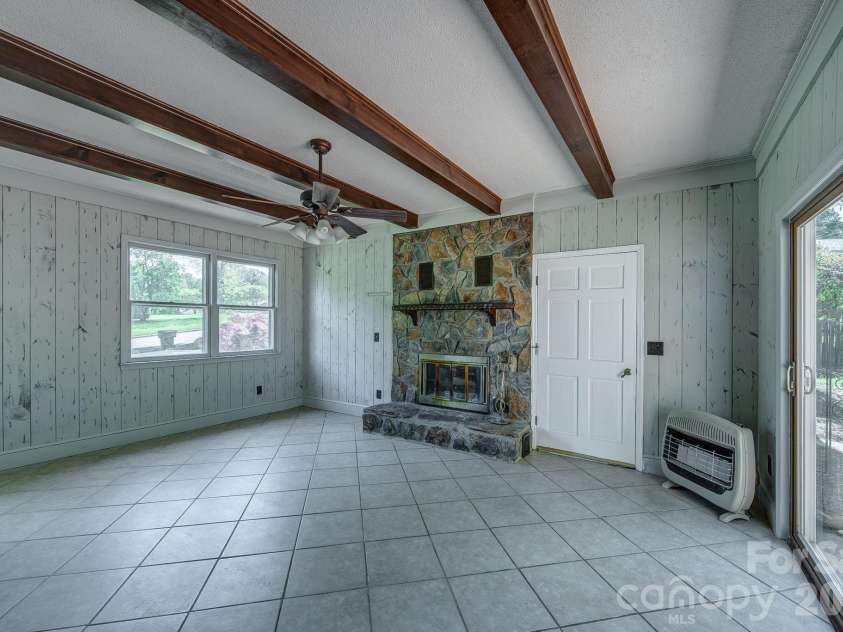 3106 Canterberry Drive, Gastonia, NC 28056.  MLS# CAR4386367, YatesRealty ID 30384. 