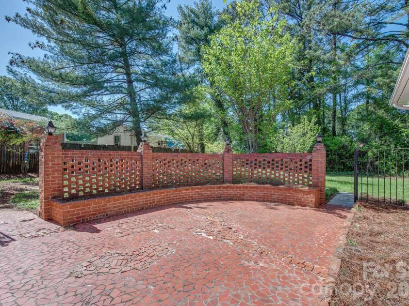 3106 Canterberry Drive, Gastonia, NC 28056.  MLS# CAR4386367, YatesRealty ID 30384. 
