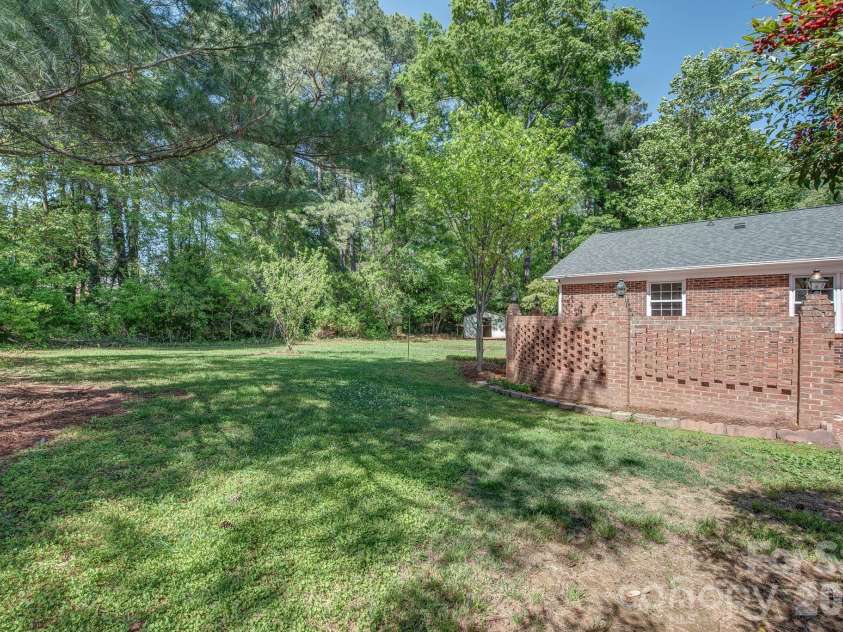 3106 Canterberry Drive, Gastonia, NC 28056.  MLS# CAR4386367, YatesRealty ID 30384. 