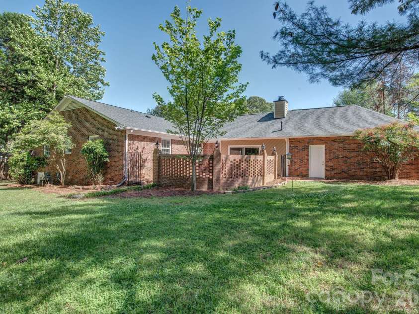 3106 Canterberry Drive, Gastonia, NC 28056.  MLS# CAR4386367, YatesRealty ID 30384. 