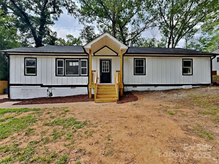 2633 Brentwood Place, Charlotte, NC 28208.  MLS# CAR4287287, YatesRealty ID 30386. 