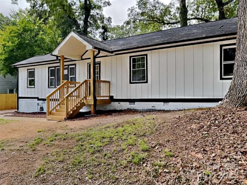 2633 Brentwood Place, Charlotte, NC 28208.  MLS# CAR4287287, YatesRealty ID 30386. 