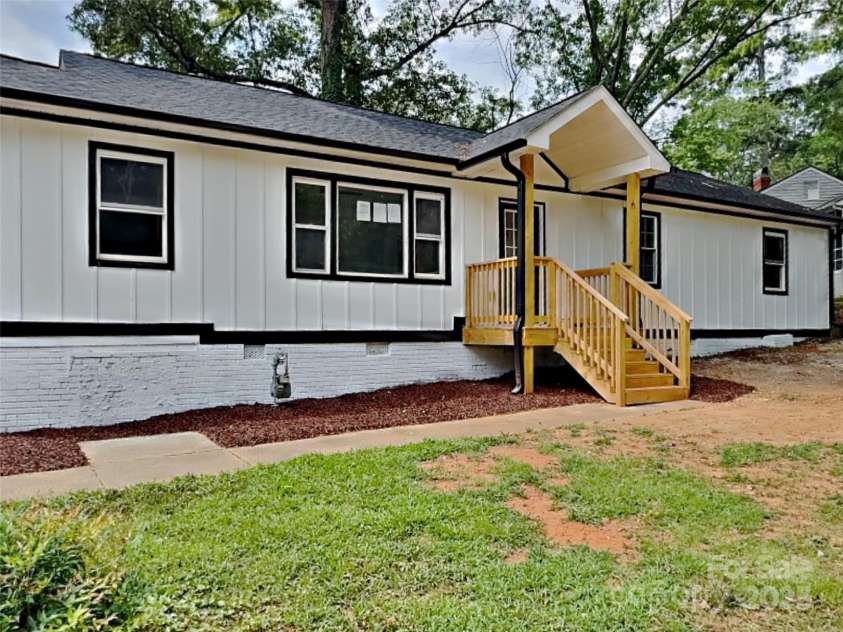 2633 Brentwood Place, Charlotte, NC 28208.  MLS# CAR4287287, YatesRealty ID 30386. 