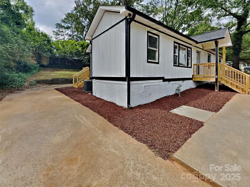 2633 Brentwood Place, Charlotte, NC 28208.  MLS# CAR4287287, YatesRealty ID 30386. 