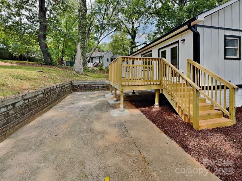 2633 Brentwood Place, Charlotte, NC 28208.  MLS# CAR4287287, YatesRealty ID 30386. 