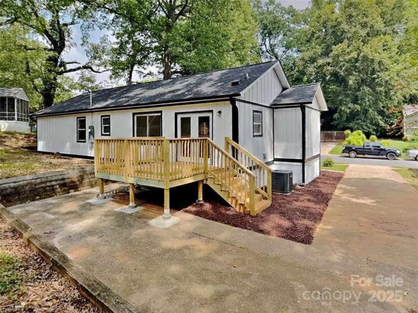 2633 Brentwood Place, Charlotte, NC 28208.  MLS# CAR4287287, YatesRealty ID 30386. 