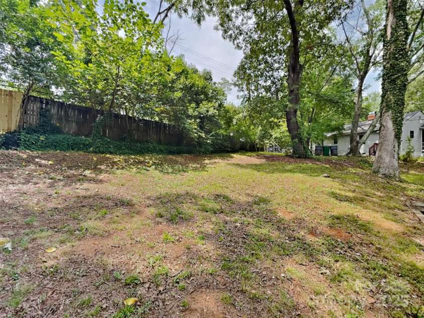 2633 Brentwood Place, Charlotte, NC 28208.  MLS# CAR4287287, YatesRealty ID 30386. 