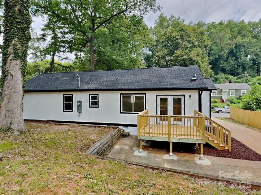 2633 Brentwood Place, Charlotte, NC 28208.  MLS# CAR4287287, YatesRealty ID 30386. 