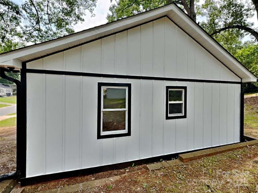 2633 Brentwood Place, Charlotte, NC 28208.  MLS# CAR4287287, YatesRealty ID 30386. 