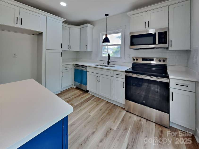 2633 Brentwood Place, Charlotte, NC 28208.  MLS# CAR4287287, YatesRealty ID 30386. 