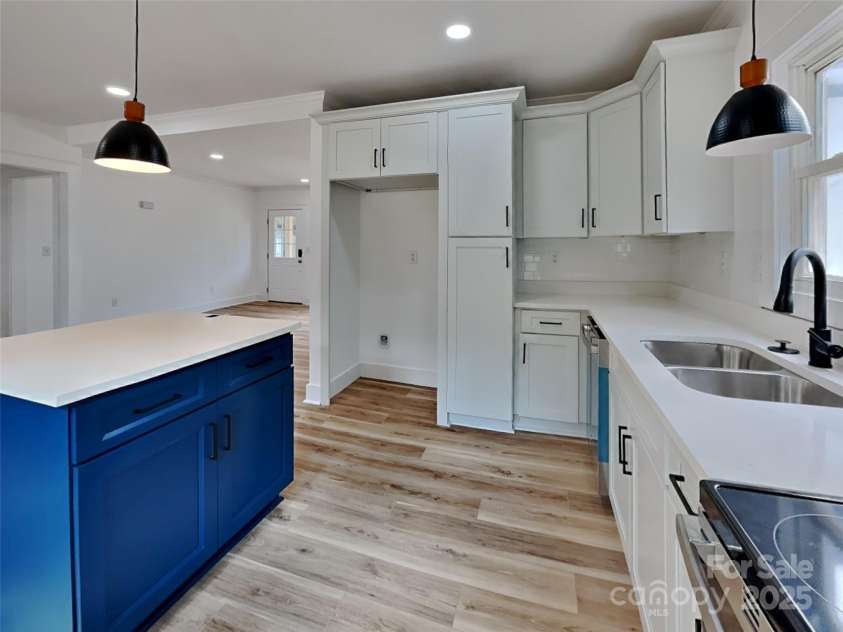 2633 Brentwood Place, Charlotte, NC 28208.  MLS# CAR4287287, YatesRealty ID 30386. 