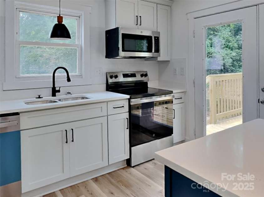 2633 Brentwood Place, Charlotte, NC 28208.  MLS# CAR4287287, YatesRealty ID 30386. 