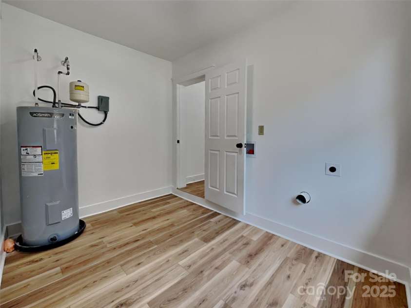 2633 Brentwood Place, Charlotte, NC 28208.  MLS# CAR4287287, YatesRealty ID 30386. 