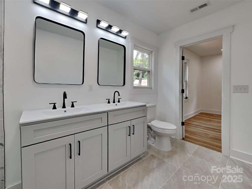 2633 Brentwood Place, Charlotte, NC 28208.  MLS# CAR4287287, YatesRealty ID 30386. 