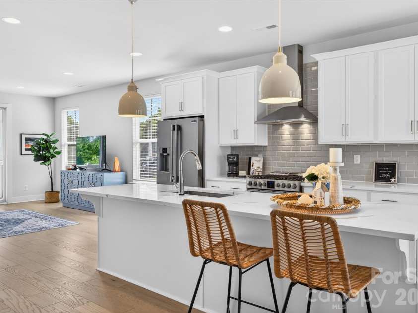 106 Wesser Street, Davidson, NC 28036.  MLS# CAR4382368, YatesRealty ID 30388. Breakfast Bar