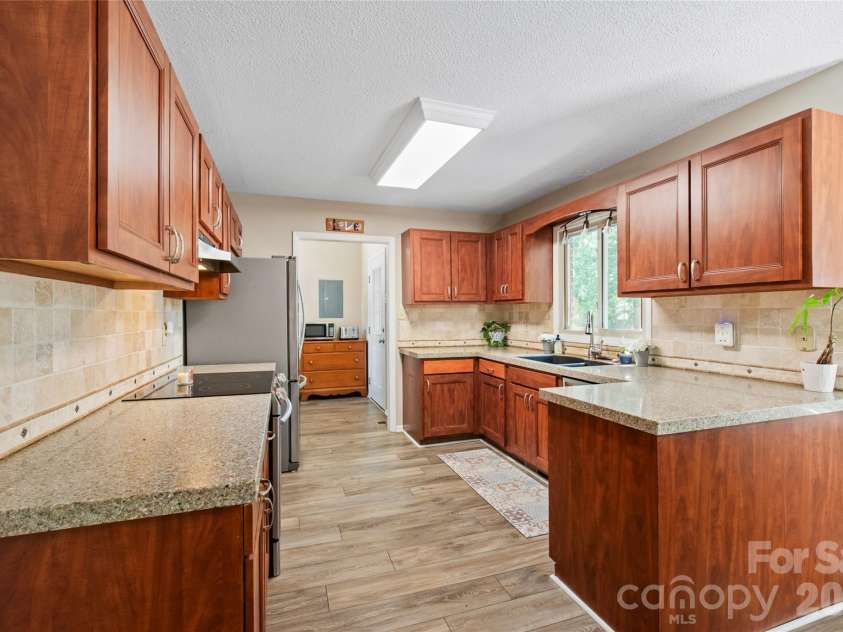3216 Hitching Post Lane, Rock Hill, SC 29732.  MLS# CAR4371992, YatesRealty ID 30389. Counter space and cabinet space galore, a cook's dream. Gorgeous solid surface counters, tile backsplash, cabinetry, and flooring
