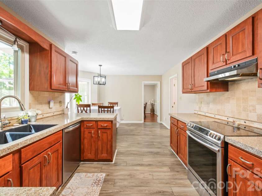 3216 Hitching Post Lane, Rock Hill, SC 29732.  MLS# CAR4371992, YatesRealty ID 30389. Kitchen and breakfast room/dining area