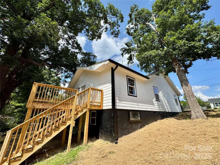 142 Morrow Avenue, Albemarle, NC 28001.  MLS# CAR4285421, YatesRealty ID 30390. 