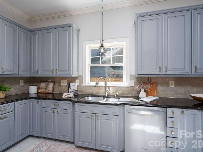 1617 Brook Road, Charlotte, NC 28205.  MLS# CAR4381506, YatesRealty ID 30391. 