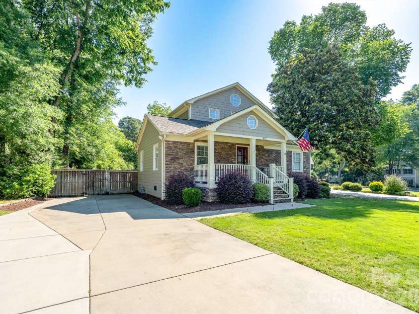 1617 Brook Road, Charlotte, NC 28205.  MLS# CAR4381506, YatesRealty ID 30391. 