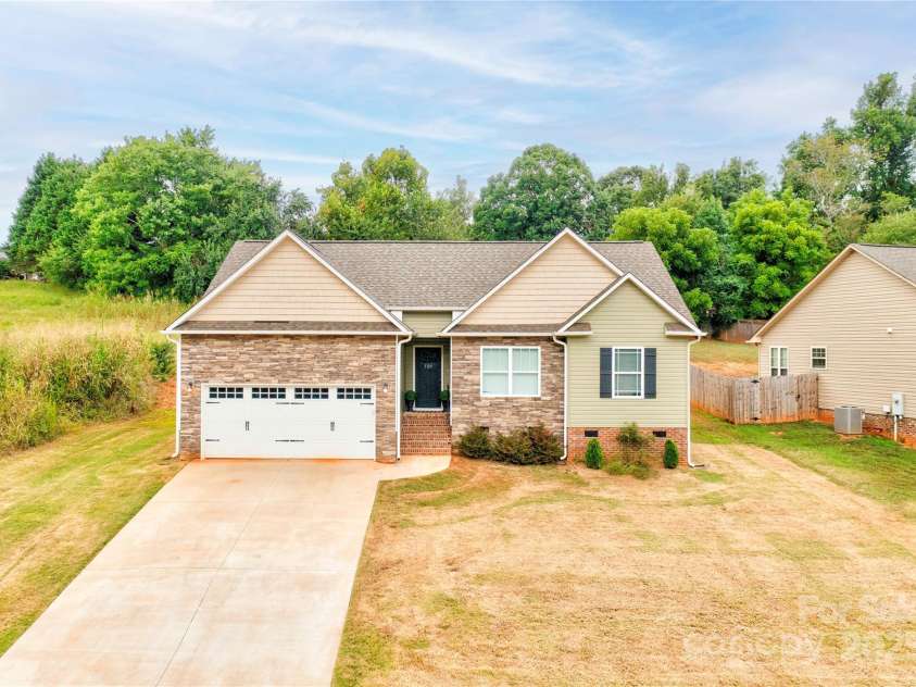 129 Topaz Lane, Gaffney, SC 29341.  MLS# CAR4289275, YatesRealty ID 30392. 