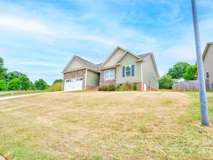 129 Topaz Lane, Gaffney, SC 29341.  MLS# CAR4289275, YatesRealty ID 30392. 