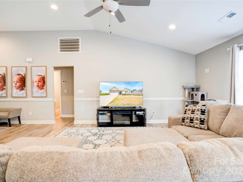 129 Topaz Lane, Gaffney, SC 29341.  MLS# CAR4289275, YatesRealty ID 30392. 