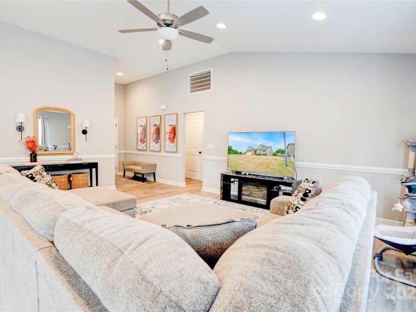 129 Topaz Lane, Gaffney, SC 29341.  MLS# CAR4289275, YatesRealty ID 30392. 