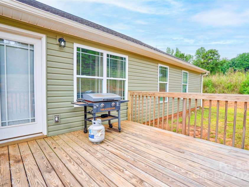 129 Topaz Lane, Gaffney, SC 29341.  MLS# CAR4289275, YatesRealty ID 30392. 