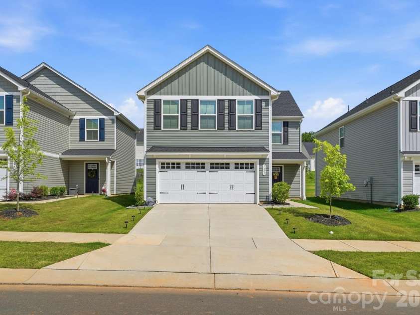 1621 Gutter Branch Drive, Charlotte, NC 28216.  MLS# CAR4387473, YatesRealty ID 30392. 