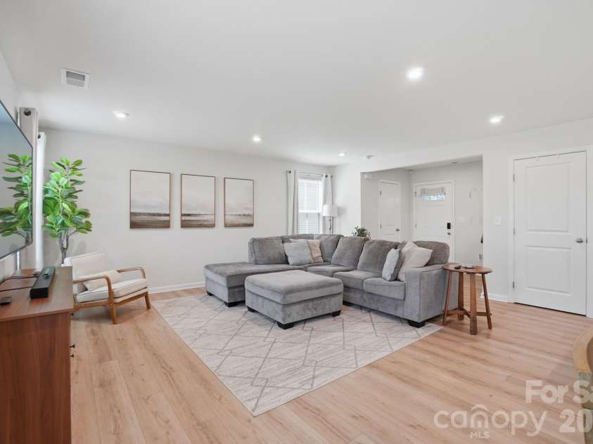 1621 Gutter Branch Drive, Charlotte, NC 28216.  MLS# CAR4387473, YatesRealty ID 30392. 