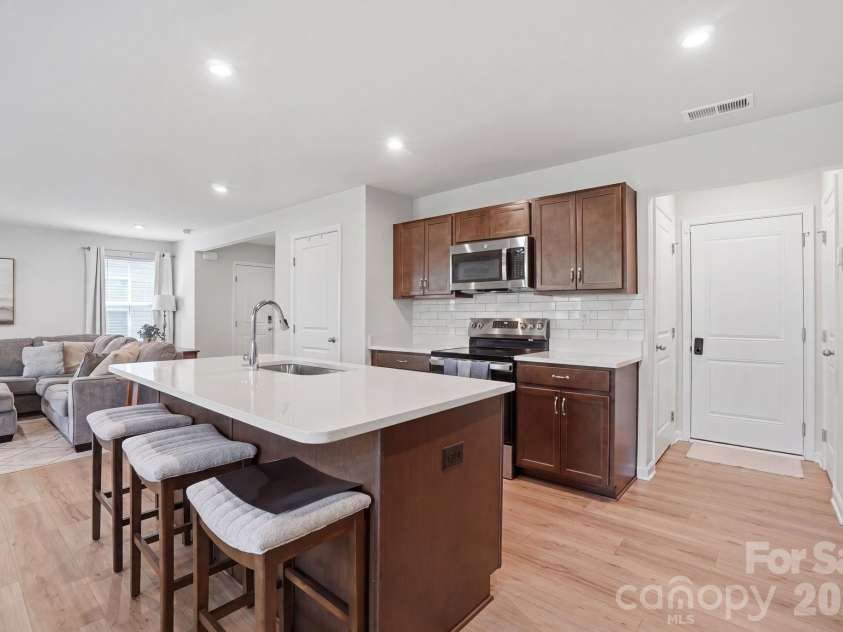 1621 Gutter Branch Drive, Charlotte, NC 28216.  MLS# CAR4387473, YatesRealty ID 30392. 