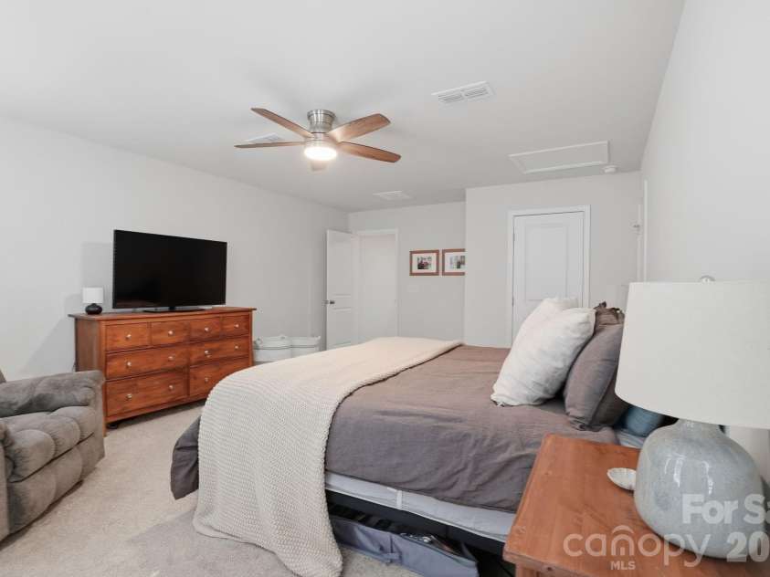 1621 Gutter Branch Drive, Charlotte, NC 28216.  MLS# CAR4387473, YatesRealty ID 30392. 