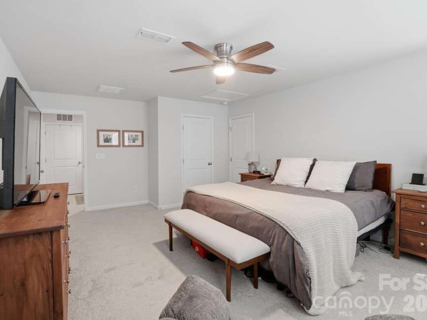 1621 Gutter Branch Drive, Charlotte, NC 28216.  MLS# CAR4387473, YatesRealty ID 30392. 