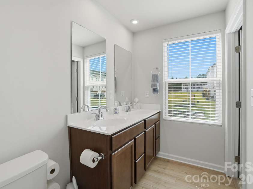 1621 Gutter Branch Drive, Charlotte, NC 28216.  MLS# CAR4387473, YatesRealty ID 30392. 