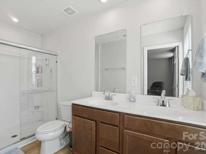 1621 Gutter Branch Drive, Charlotte, NC 28216.  MLS# CAR4387473, YatesRealty ID 30392. 
