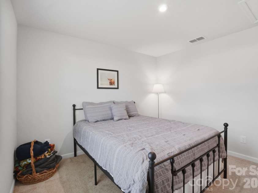 1621 Gutter Branch Drive, Charlotte, NC 28216.  MLS# CAR4387473, YatesRealty ID 30392. 