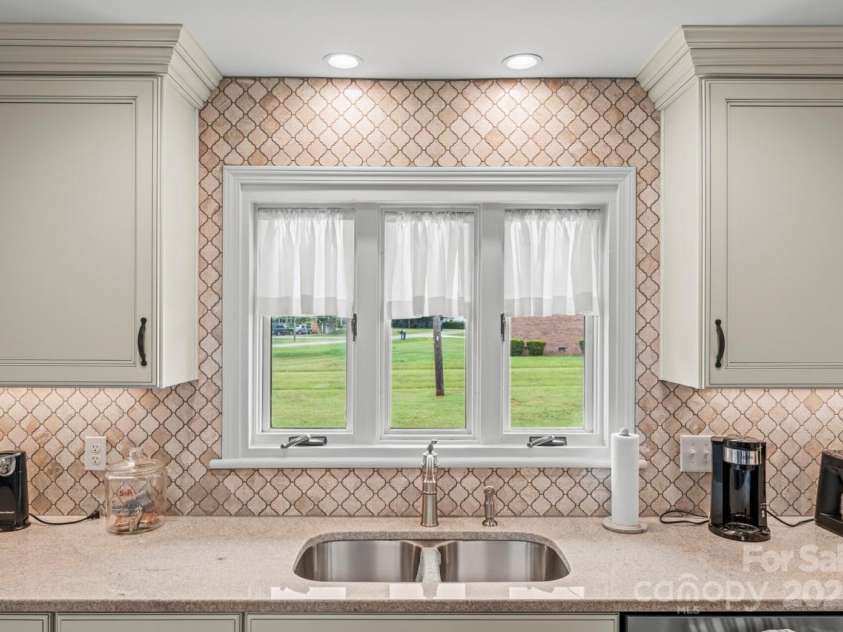 128 Killian Farm Road, Stanley, NC 28164.  MLS# CAR4288617, YatesRealty ID 30393. Casement windows and recessed lights