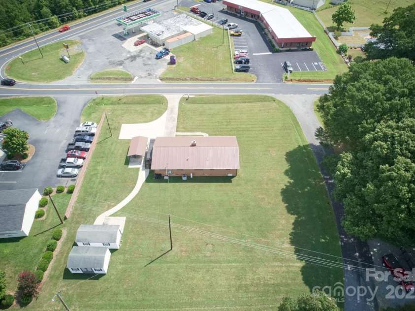 128 Killian Farm Road, Stanley, NC 28164.  MLS# CAR4288617, YatesRealty ID 30393. Local businesses located beside and across the street from the home