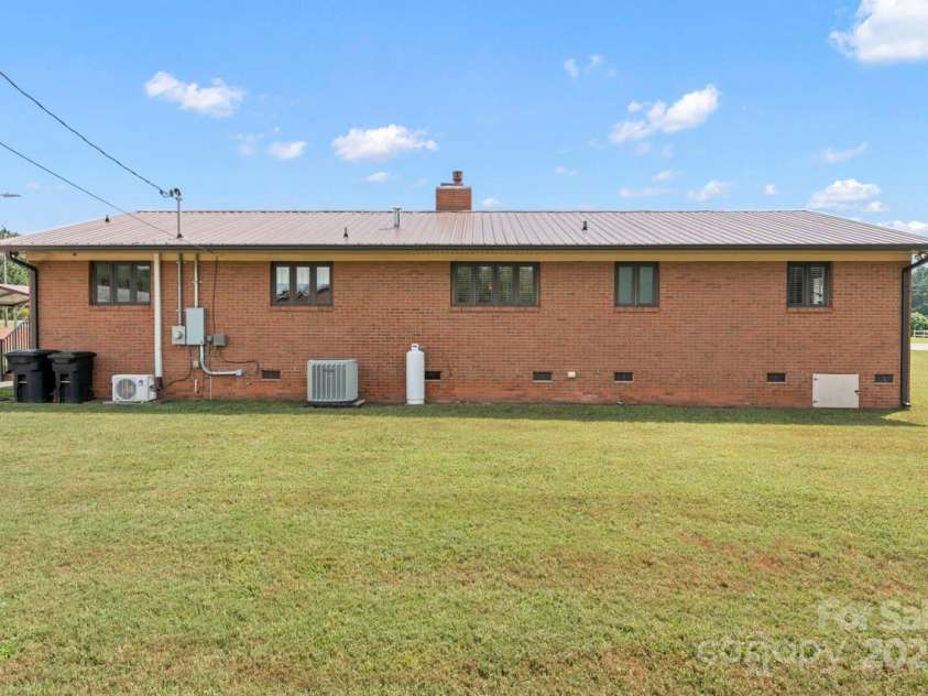 128 Killian Farm Road, Stanley, NC 28164.  MLS# CAR4288617, YatesRealty ID 30393. Metal roof added in approximately 2016