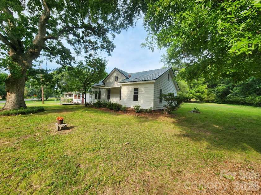 6400 Market Street, Charlotte, NC 28215.  MLS# CAR4391922, YatesRealty ID 30394. 