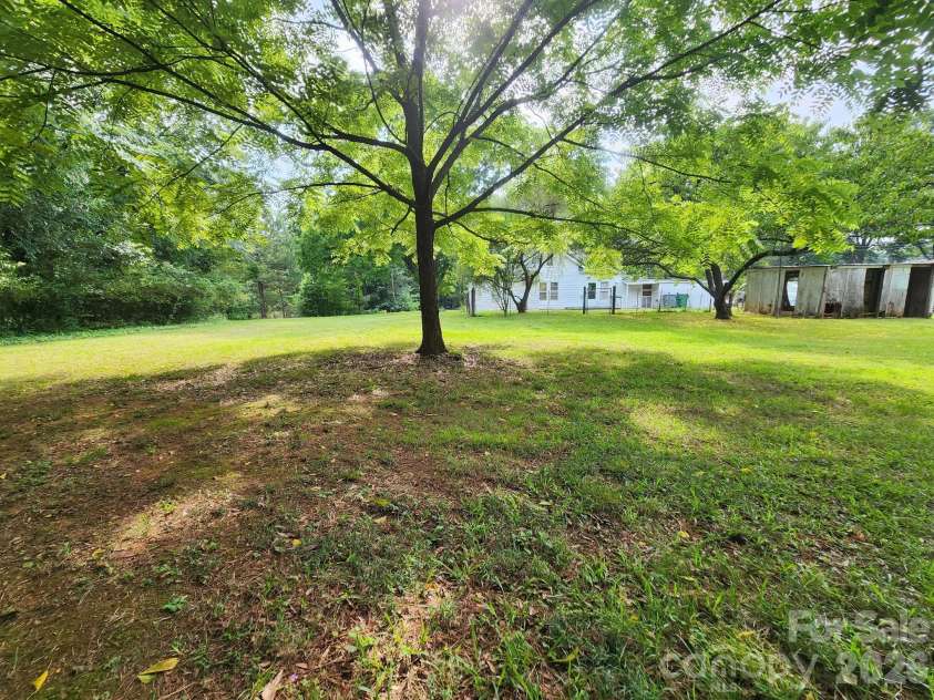 6400 Market Street, Charlotte, NC 28215.  MLS# CAR4391922, YatesRealty ID 30394. 