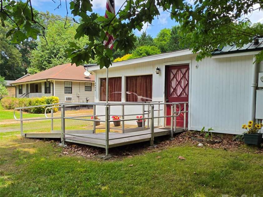 6400 Market Street, Charlotte, NC 28215.  MLS# CAR4391922, YatesRealty ID 30394. 