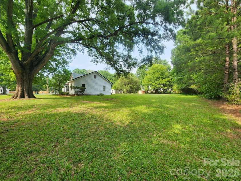 6400 Market Street, Charlotte, NC 28215.  MLS# CAR4391922, YatesRealty ID 30394. 