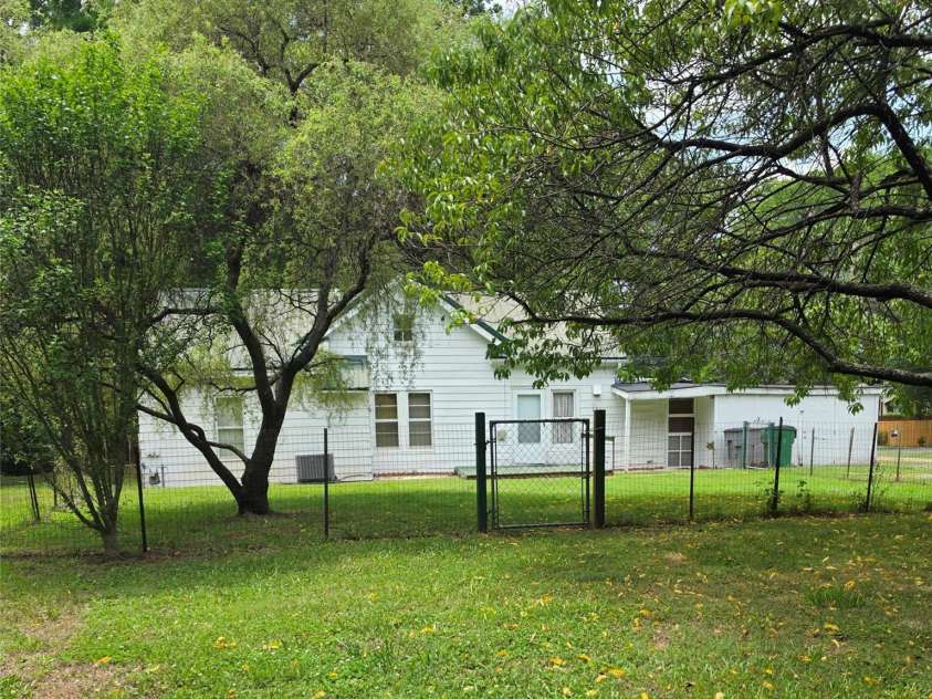 6400 Market Street, Charlotte, NC 28215.  MLS# CAR4391922, YatesRealty ID 30394. 