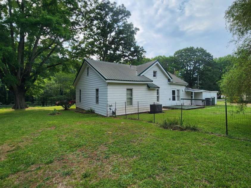 6400 Market Street, Charlotte, NC 28215.  MLS# CAR4391922, YatesRealty ID 30394. 