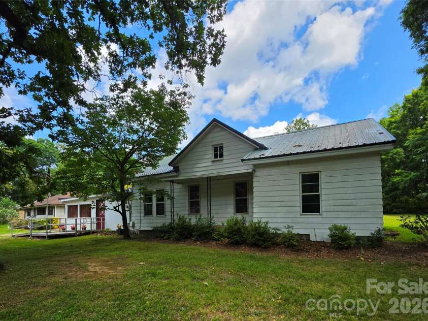 6400 Market Street, Charlotte, NC 28215.  MLS# CAR4391922, YatesRealty ID 30394. 