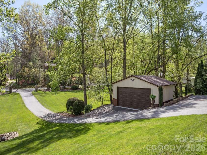 514 Whispering Hills Drive, Hendersonville, NC 28792.  MLS# CAR4330403, YatesRealty ID 30396. 